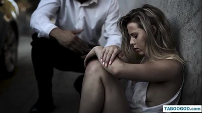 अजीब कहानियाँ: बेघर किशोर लड़की